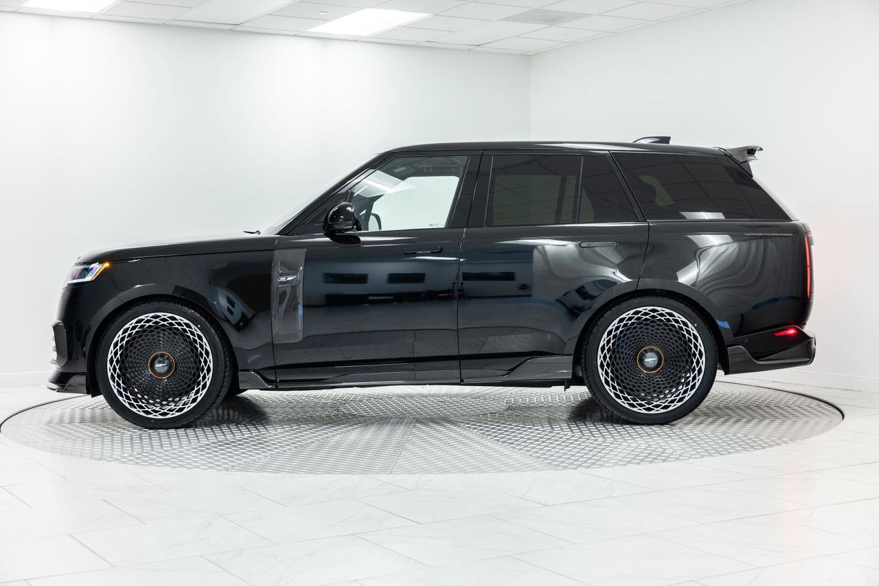 Used 2025 Land Rover Range Rover SE AWD/4WD image 2