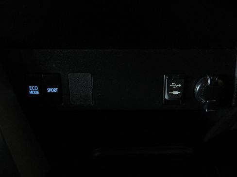 Used 2017 Toyota RAV4 LE image 14