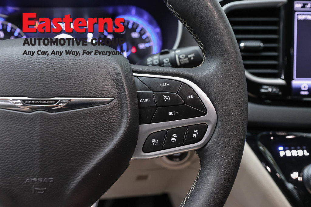 Used 2023 Chrysler Pacifica Touring-L FWD image 16