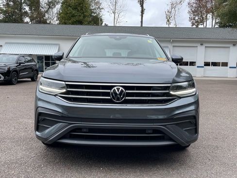 Used 2022 Volkswagen Tiguan SE w/ Panoramic Sunroof Package image 9