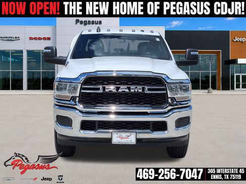 Used 2024 RAM 2500 Tradesman w/ Chrome Appearance Group AWD/4WD image 6