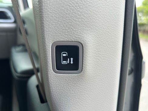 Used 2022 Chrysler Pacifica Touring-L image 43