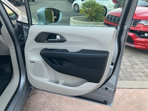 Used 2018 Chrysler Pacifica Limited w/ Advanced Safetytec Group image 30