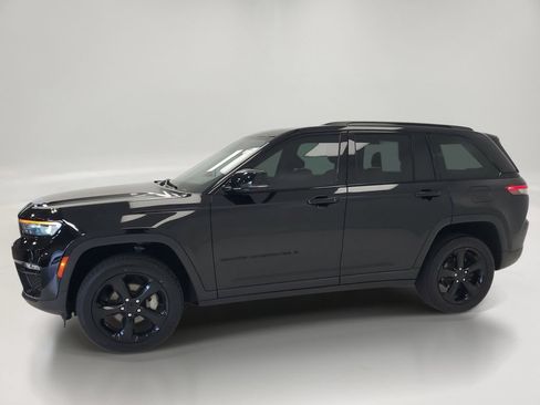 Used 2023 Jeep Grand Cherokee Limited w/ Black Appearance Package AWD/4WD image 4