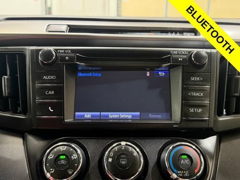 Used 2018 Toyota RAV4 LE FWD image 2