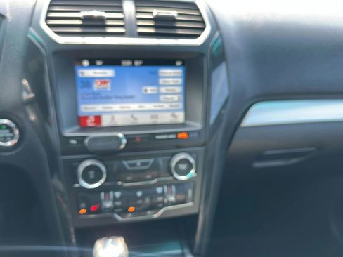 Used 2017 Ford Explorer XLT w/ Equipment Group 202A FWD image 24