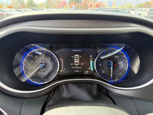Used 2023 Chrysler Pacifica Touring-L FWD image 8