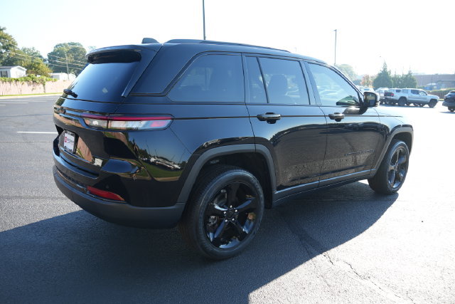 Used 2024 Jeep Grand Cherokee Altitude AWD/4WD image 8