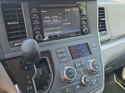 Used 2020 Toyota Sienna LE w/ Carpet Mat Package FWD image 12