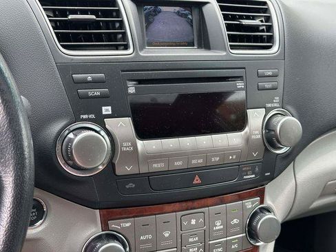 Used 2012 Toyota Highlander Limited w/ Tow Pkg AWD/4WD image 25