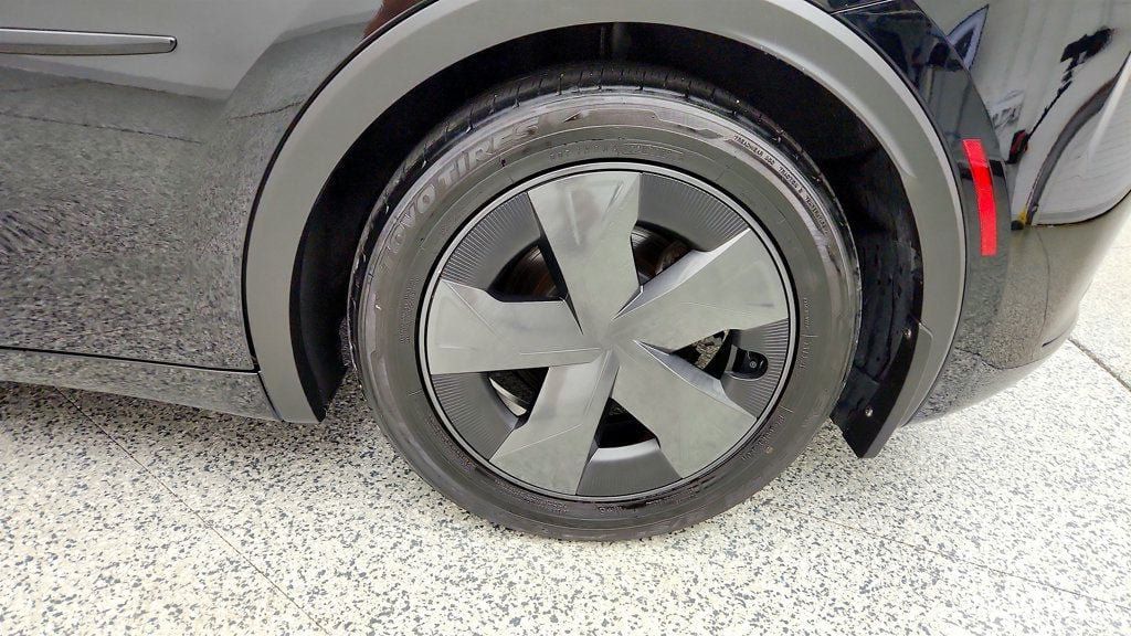 Used 2024 Toyota Prius Prime FWD image 9