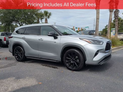 Used 2024 Toyota Highlander Platinum FWD image 2