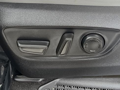 Used 2025 Toyota Sienna XLE FWD image 16