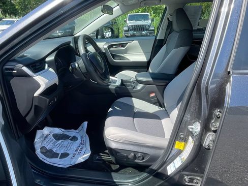 Used 2021 Toyota RAV4 XLE AWD/4WD image 12