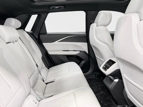 Used 2024 Cadillac Lyriq Luxury w/ LPO, Floor Liner Package AWD/4WD image 20
