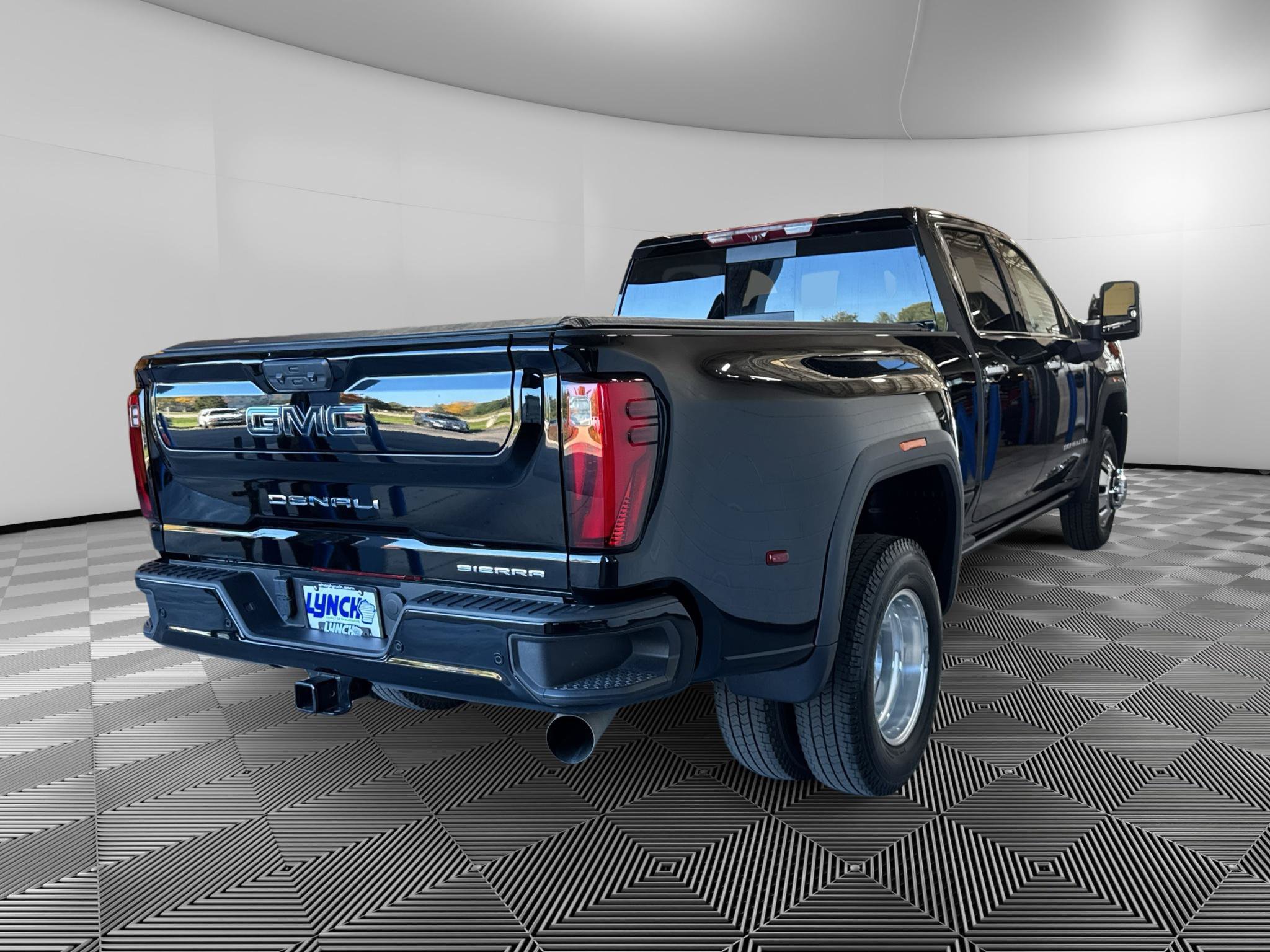 Used 2024 GMC Sierra 3500 Denali Ultimate AWD/4WD image 5