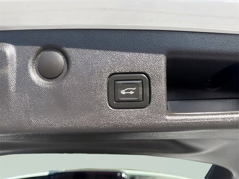 Used 2022 Chevrolet Equinox Premier image 13
