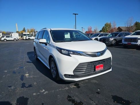 Used 2025 Toyota Sienna LE image 5