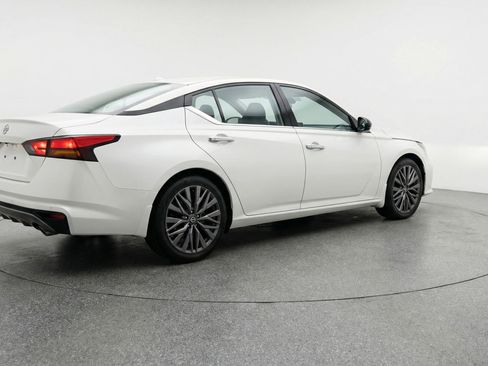 Used 2025 Nissan Altima 2.5 SV FWD image 9