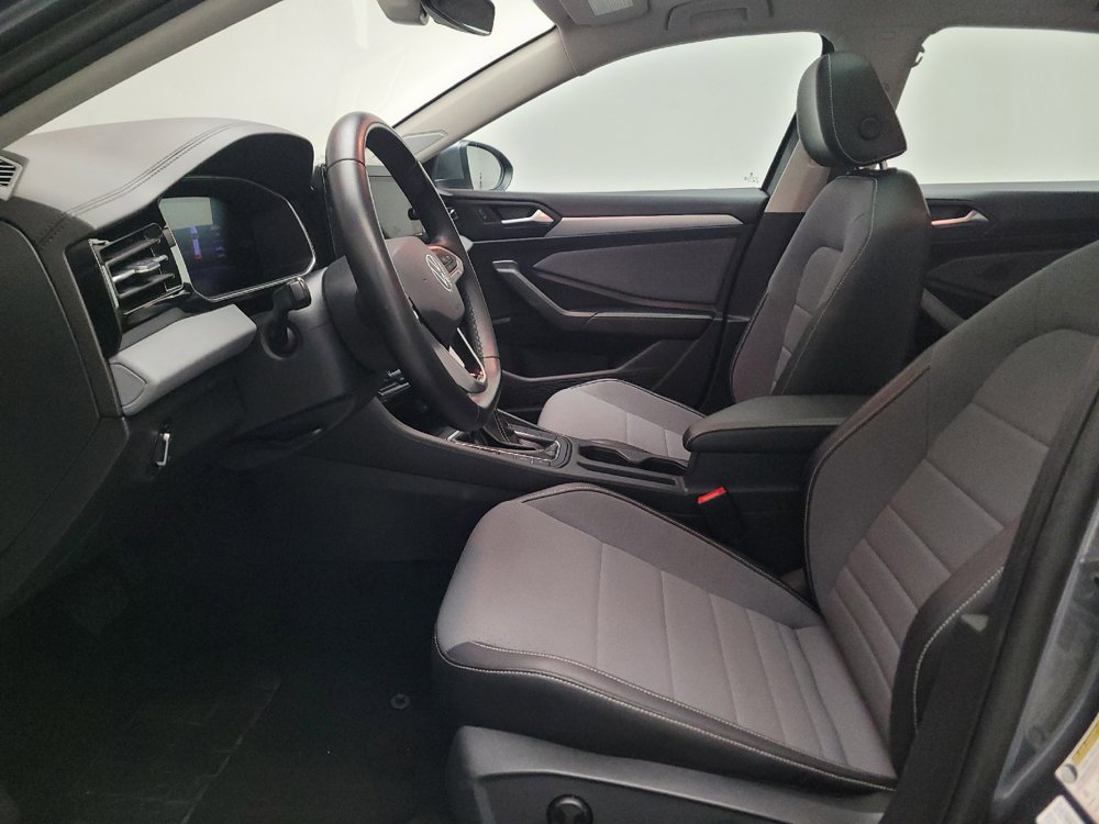 Used 2025 Volkswagen Jetta SE FWD image 17
