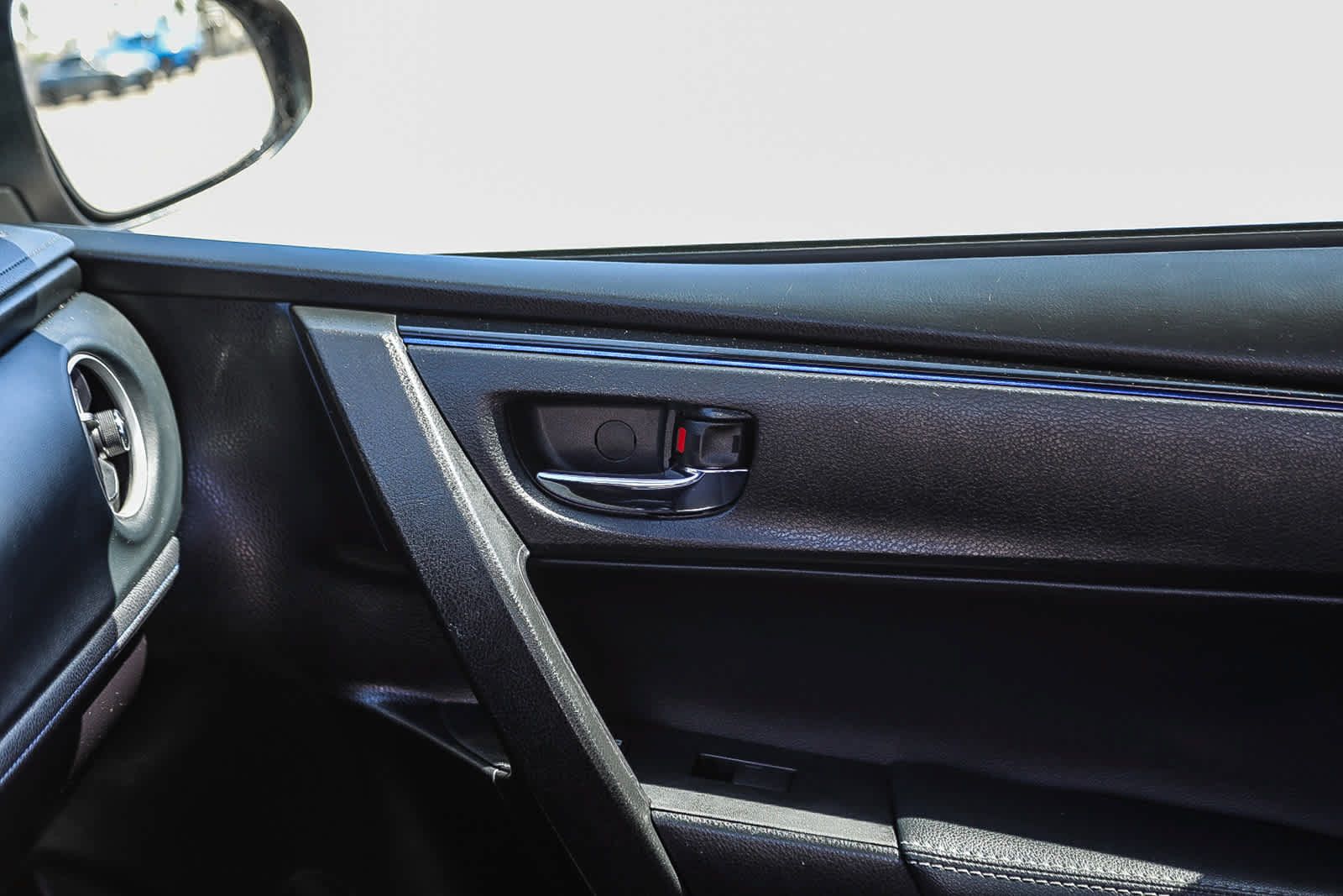 Used 2018 Toyota Corolla SE w/ Carpet Mat Package (TMS) FWD image 21