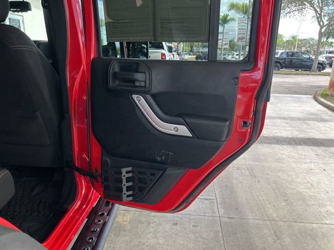 Used 2014 Jeep Wrangler Unlimited Rubicon image 34