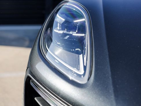 Certified 2025 Porsche Macan image 12