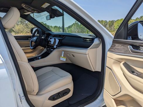 New 2026 Jeep Grand Cherokee Limited RWD image 37