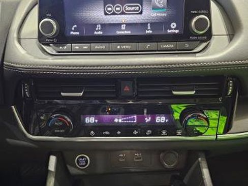 Used 2021 Nissan Rogue SV w/ Premium Package image 18