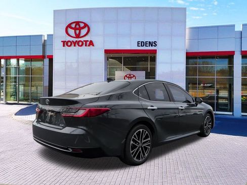Used 2025 Toyota Camry XLE image 3
