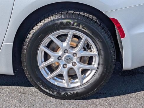 Used 2024 Chrysler Pacifica Touring-L image 8