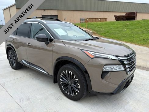 Certified 2025 Nissan Rogue Platinum w/ Platinum Premium Package FWD image 3