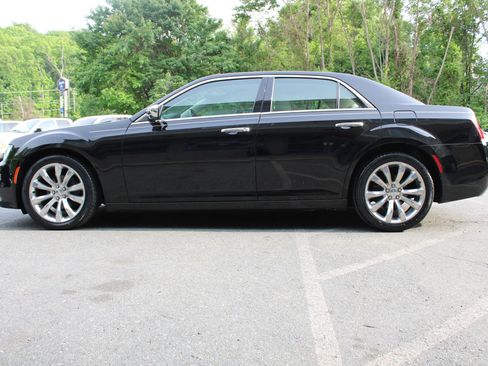 Used 2018 Chrysler 300 Limited image 17