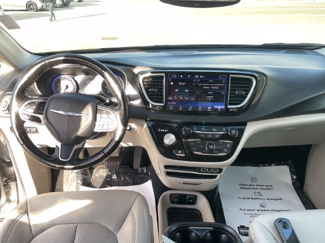 Used 2021 Chrysler Pacifica Touring-L FWD image 22
