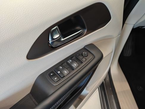 Used 2023 Chrysler Voyager LX FWD image 9