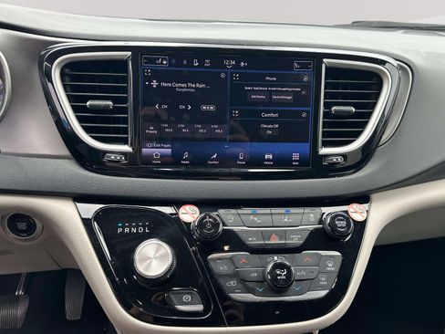 Used 2023 Chrysler Pacifica Touring-L FWD image 8