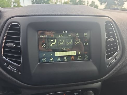 Used 2021 Jeep Compass Latitude w/ Convenience Group FWD image 9