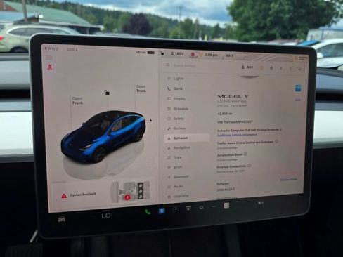 Used 2023 Tesla Model Y Long Range AWD/4WD image 1