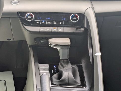 Used 2023 Hyundai Elantra SEL w/ Preferred Accessory Package FWD image 19