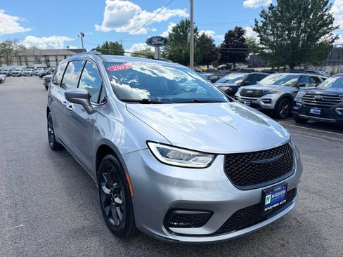 Used 2021 Chrysler Pacifica Limited w/ Uconnect Theater Family Group AWD/4WD image 12
