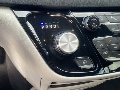 Used 2023 Chrysler Pacifica Touring-L image 24
