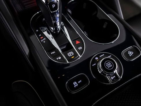 Used 2022 Bentley Bentayga image 40