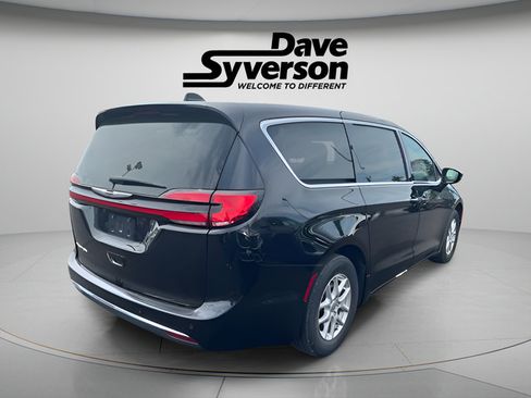 Used 2025 Chrysler Pacifica Select FWD image 4