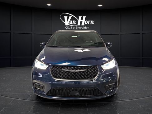 Used 2022 Chrysler Pacifica Touring-L w/ S Appearance Package FWD image 2
