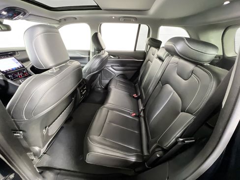 Used 2023 Jeep Grand Cherokee Limited w/ Black Appearance Package image 25