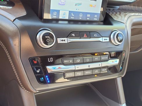 Used 2020 Ford Explorer Platinum w/ Premium Technology Package AWD/4WD image 24