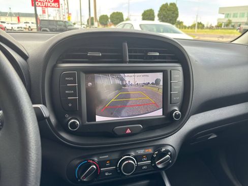 Used 2025 Kia Soul LX w/ LX Technology Package FWD image 21