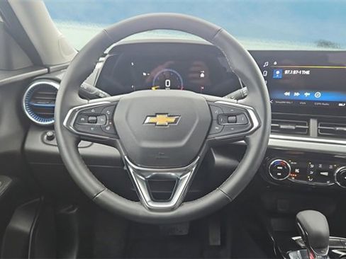 Used 2025 Chevrolet Trax LT w/ LT Convenience Package image 11