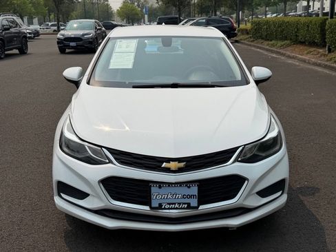 Used 2017 Chevrolet Cruze LT w/ Convenience Package FWD image 3