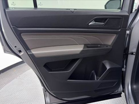 Used 2023 Volkswagen Atlas SE w/ Black Wheel Package FWD image 16